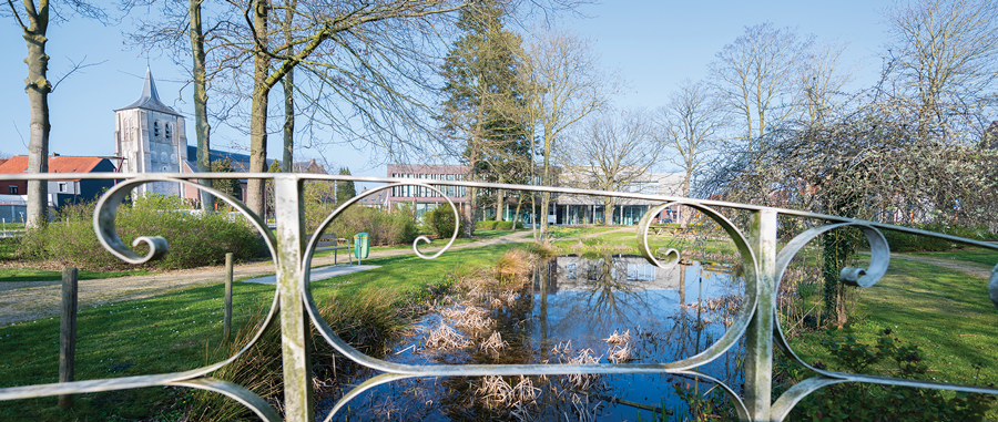 Het gemeentehuis Zedelgem gezien vanuit het parkje nabij.