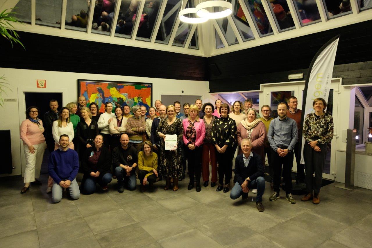 Het gemeentebestuur en de lokale handelaars samen op de foto.