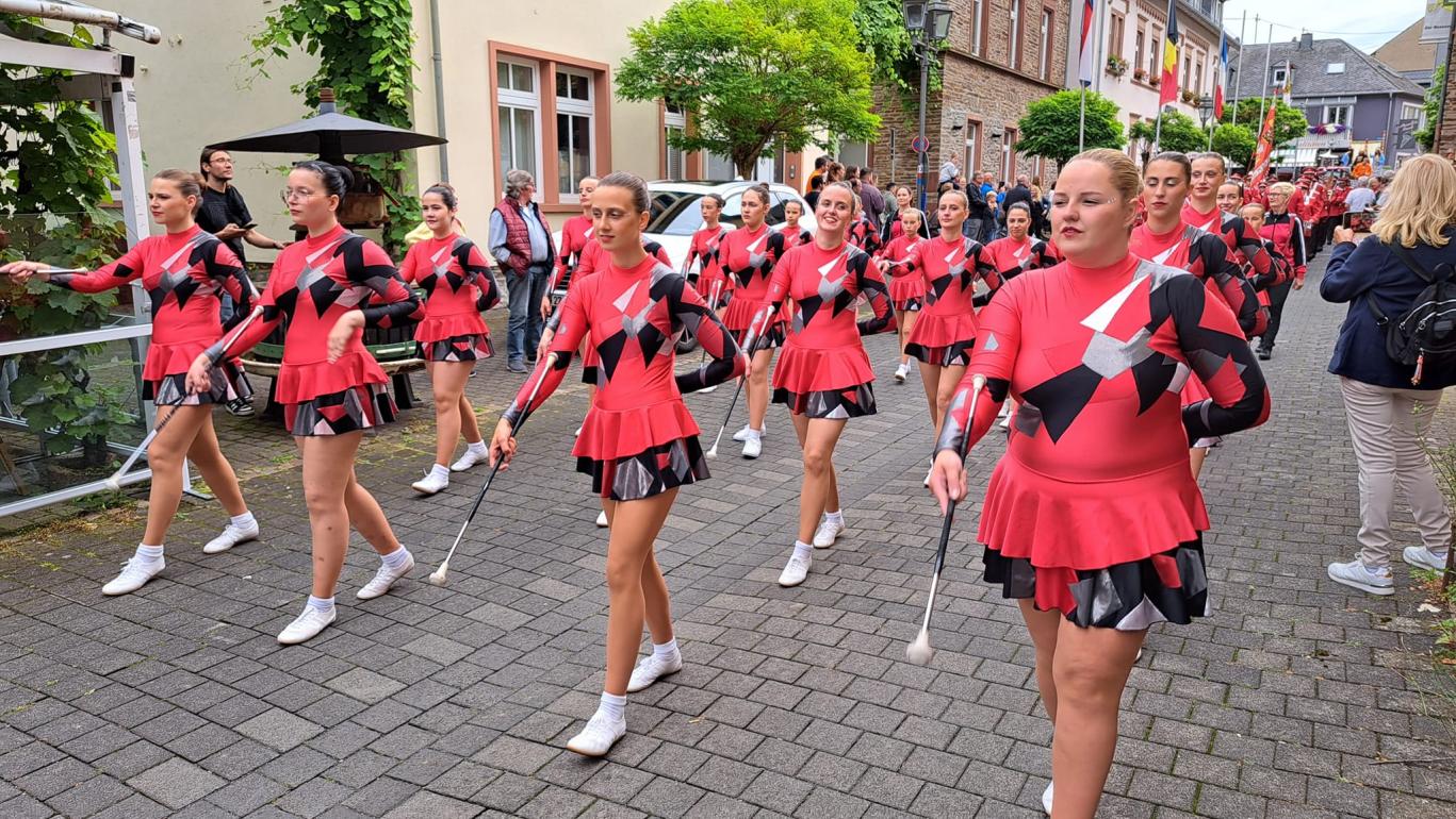 Zedelgemse majoretten in de straten van Kröv